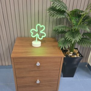 Mueble de madera cerrado con diseño discreto y elegante