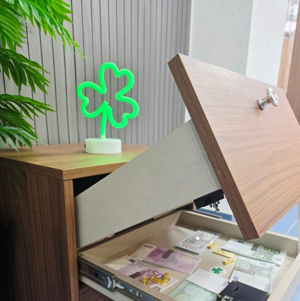 Detalle de mueble con compartimento secreto y luz de trébol encendida